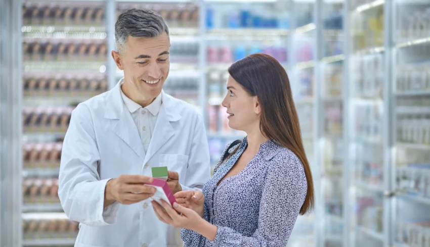 male-expert-consulting-customer-regarding-body-care-products